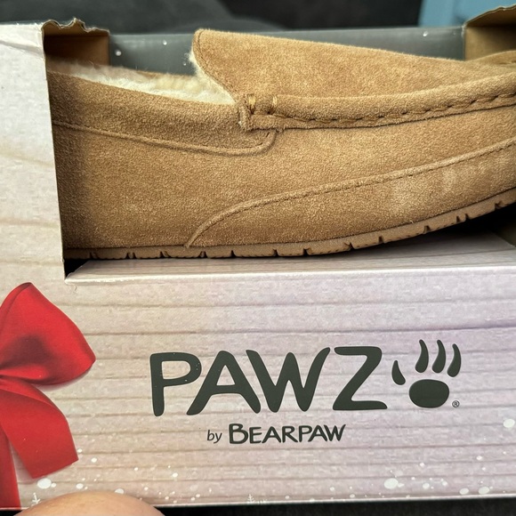 BearPaw Other - 🆕 Pawz by Bearpaw genuine suede men’s slipper - new in box